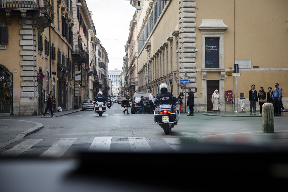 Motorradeskorte bei einer Fahrt durch Rom während des offiziellen Besuchs in Italien   