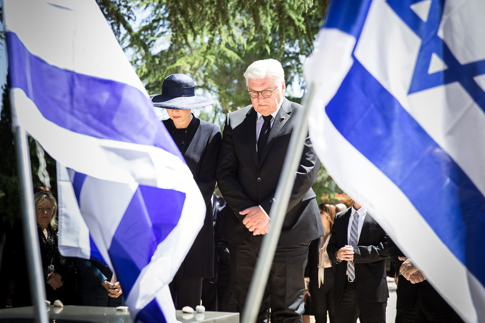 Bundespräsident Frank-Walter Steinmeier und Elke Büdenbender beim stillen Gedenken am Grab von Yitzak Rabin auf dem Militärfriedhof in Jerusalem anlässlich des Besuches in Israel und in den Palästinensischen Gebieten