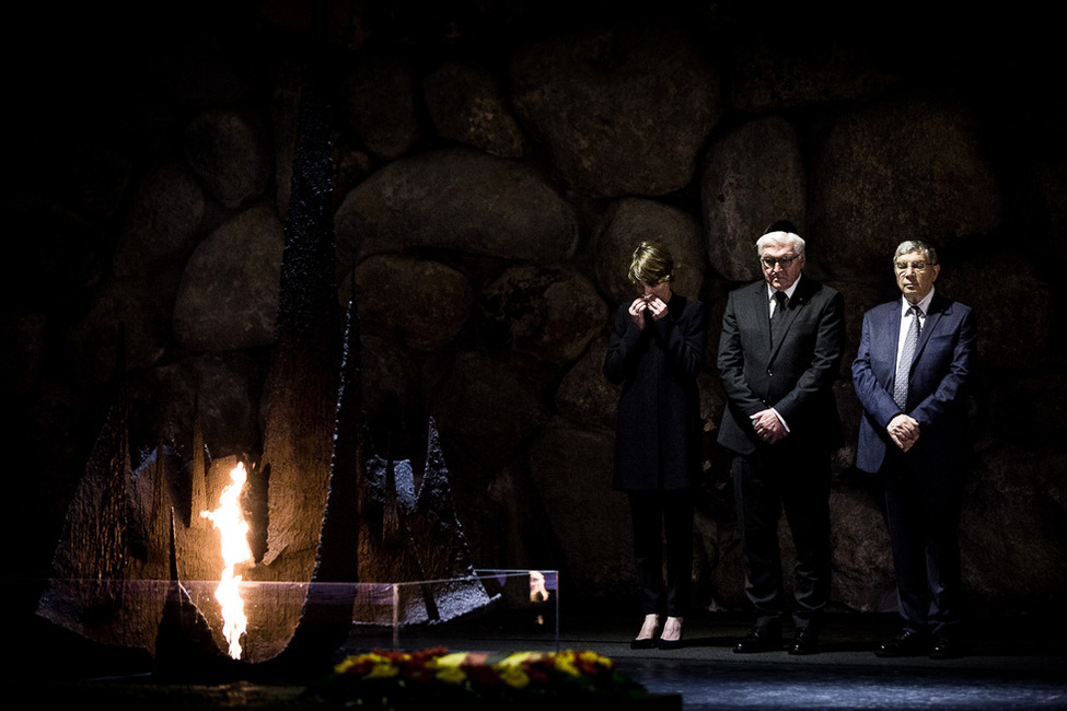 Bundespräsident Frank-Walter Steinmeier und Elke Büdenbender bei der Gedenkzeremonie und Kranzniederlegung in der Gedenkstätte Yad Vashem in Jerusalem anlässlich des Besuches in Israel und in den Palästinensischen Gebieten