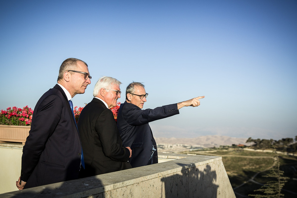 Bundespräsident Frank-Walter Steinmeier wird durch den Rektor der Hebräischen Universität, Menahem Ben-Sasson, an der Universität in Jerusalem anlässlich des Besuches in Israel und in den Palästinensischen Gebieten begrüßt