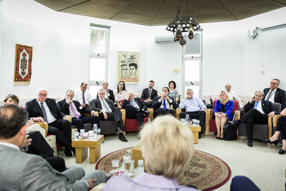 Bundespräsident Frank-Walter Steinmeier und Elke Büdenbender beim Gespräch mit Projektleitern im Jüdisch-Arabischen Friedenszentrum der Bildungs- und Begegnungsstätte Givat Haviva anlässlich des Besuches in Israel und in den Palästinensischen Gebieten 