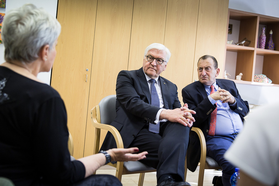 Bundespräsident Frank-Walter Steinmeier bei der Begegnung mit dem Bürgermeister der Stadt Tel Aviv-Jaffa, Ron Huldai, und der Leiterin des Café Europa anlässlich des Besuches in Israel und in den Palästinensischen Gebieten 