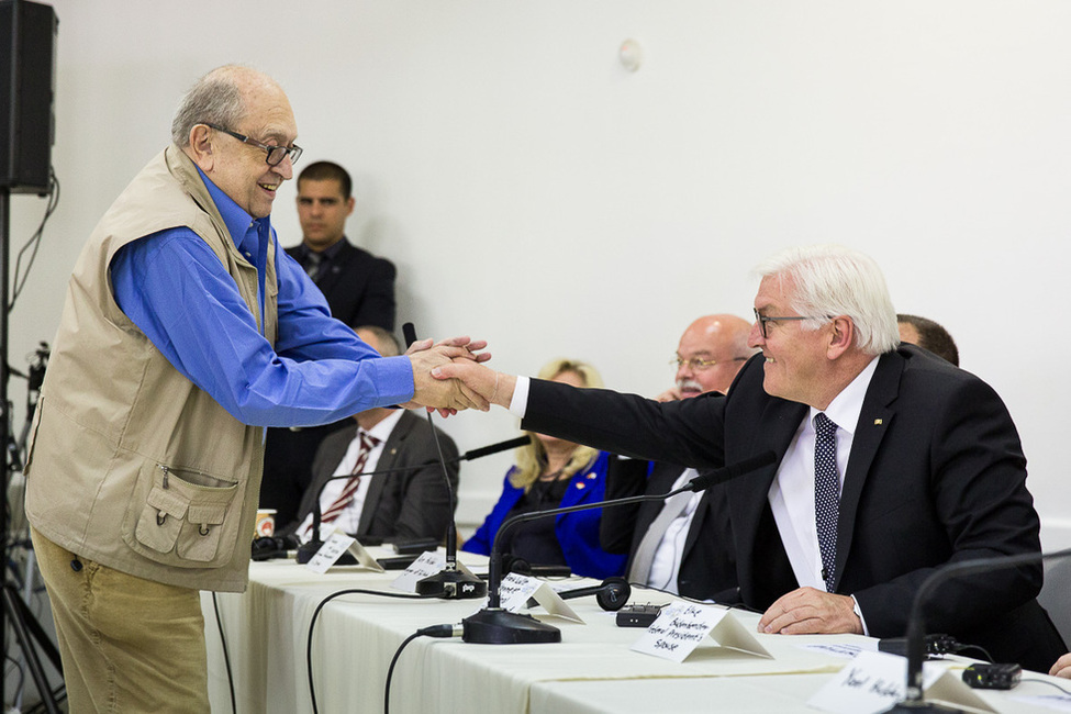 Bundespräsident Frank-Walter Steinmeier bei der Begegnung mit Überlebenden des Holocaust im Café Europa in Tel Aviv anlässlich des Besuches in Israel und in den Palästinensischen Gebieten 