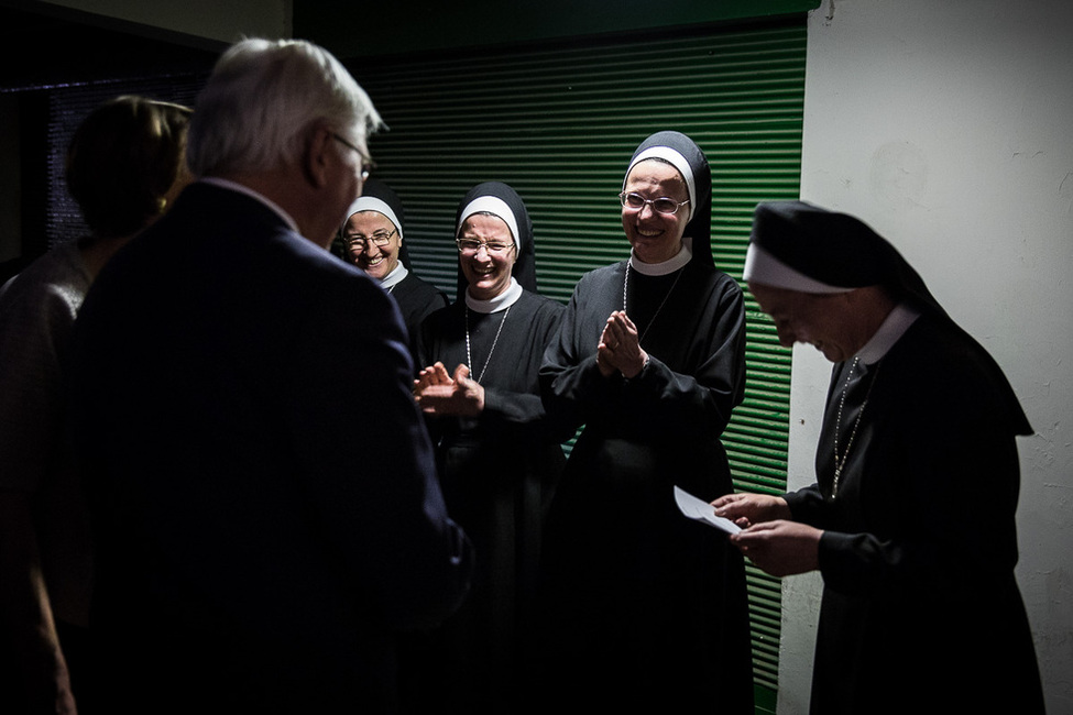 Bundespräsident Frank-Walter Steinmeier und Elke Büdenbender werden durch Schwestern des Deutschen Hospiz St. Charles in Jerusalem anlässlich des Besuches in Israel und in den Palästinensischen Gebieten begrüßt