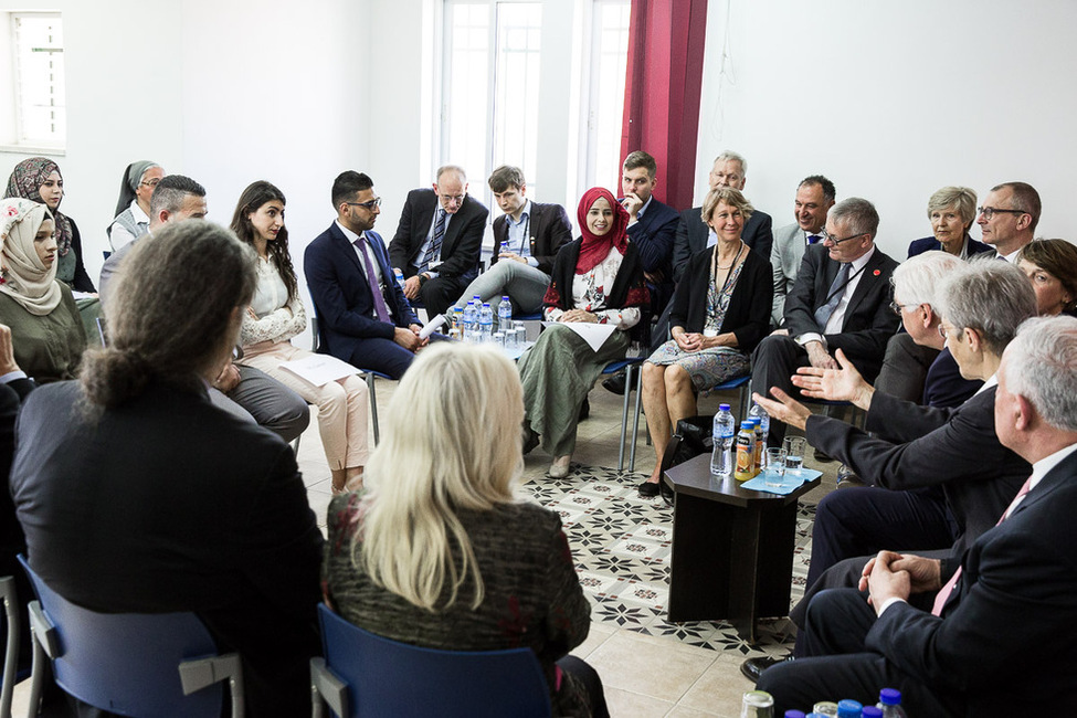 Bundespräsident Frank-Walter Steinmeier und Elke Büdenbender beim Austausch mit Absolventen und Studierenden der Krankenpflegeschule "Beit Emmaus" in Qubeibeh anlässlich des Besuches in Israel und in den Palästinensischen Gebieten 