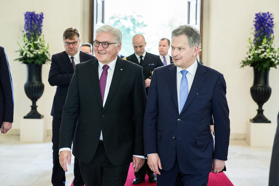 Bundespräsident Frank-Walter Steinmeier beim gemeinsamen Gang in Schloss Bellevue mit Sauli Niinistö, dem Präsidenten der Republik Finnland, anlässlich eines Gesprächs in Schloss Bellevue 