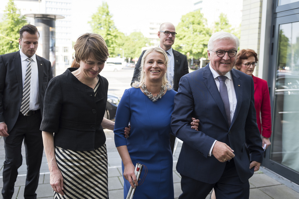 Bundespräsident Frank-Walter Steinmeier und Elke Büdenbender gemeinsam mit Verena Bentele, Beauftragte der Bundesregierung für die Belange von Menschen mit Behinderungen, beim Jahresempfang im Café Moskau in Berlin