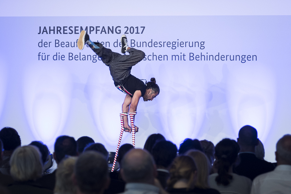 Auftritt des Artisten Stix beim Jahresempfang der Beauftragten der Bundesregierung für die Belange von Menschen mit Behinderungen im Café Moskau in Berlin