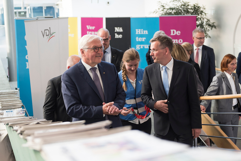 Bundespräsident Frank-Walter Steinmeier im Austausch mit Martin Wieske, Geschäftsführer des VDL, bei der Jubiläumsveranstaltung '50 Jahre Verband Deutscher Lokalzeitungen e.V.' in der Akademie der Künste in Berlin