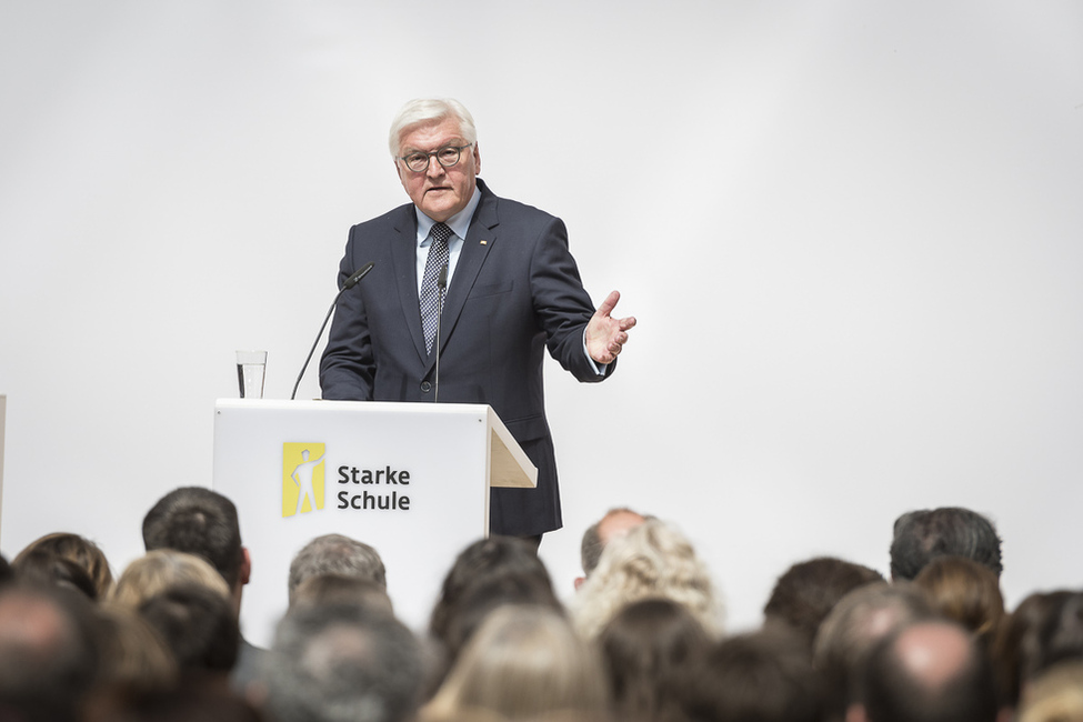 Bundespräsident Frank-Walter Steinmeier hält eine Ansprache bei der Bundespreisverleihung des Wettbewerbs 'Starke Schule' im Schlüterhof des Deutschen Historischen Museums