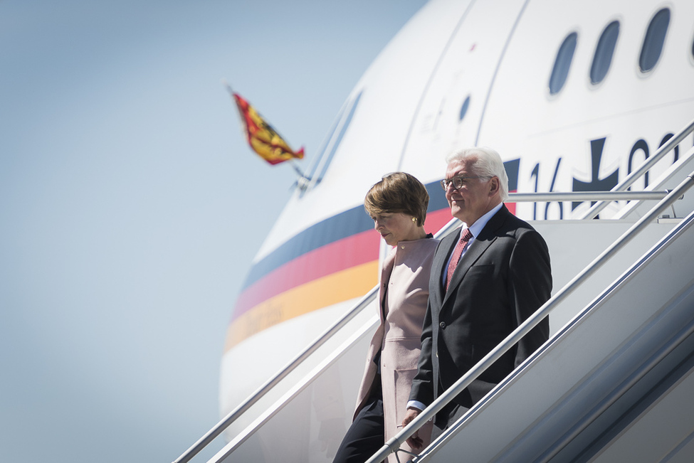 Bundespräsident Frank-Walter Steinmeier und Elke Büdenbender bei der Ankunft am Chopin-Flughafen in Warschau anlässlich des Antrittsbesuchs in der Republik Polen