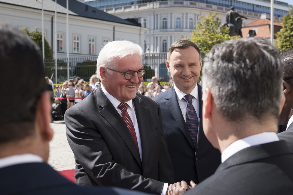 Bundespräsident Frank-Walter Steinmeier wird mit militärischen Ehren durch den Präsidenten der Republik Polen, Andrzej Duda, im Präsidentenpalast in Warschau anlässlich des Antrittsbesuchs in der Republik Polen begrüßt 