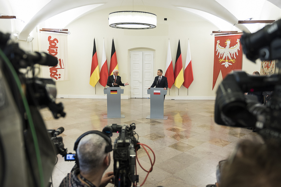 Bundespräsident Frank-Walter Steinmeier bei der gemeinsamen Begegnung mit der Presse mit Andrzej Duda im Präsidentenpalast in Warschau anlässlich des Antrittsbesuchs in der Republik Polen  