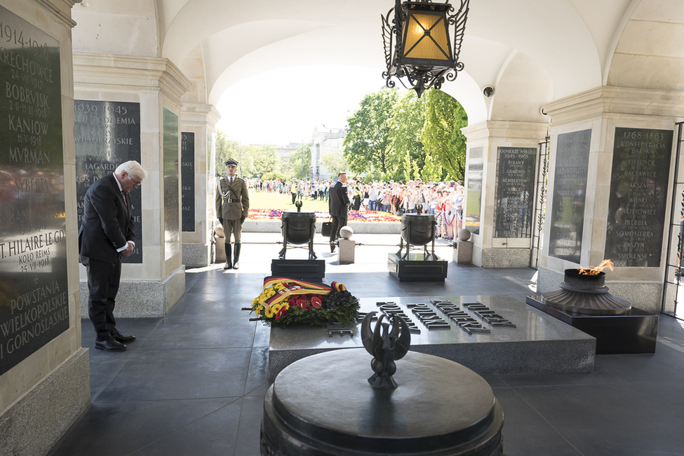 Bundespräsident Frank-Walter Steinmeier bei der Kranzniederlegung am Grabmal des Unbekannten Soldaten in Warschau anlässlich des Antrittsbesuchs in der Republik Polen  