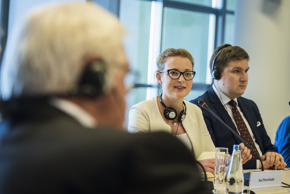 Bundespräsident Frank-Walter Steinmeier beim Austausch mit Studierenden in der Stiftung deutsch-polnische Zusammenarbeit anlässlich des Antrittsbesuchs in der Republik Polen  