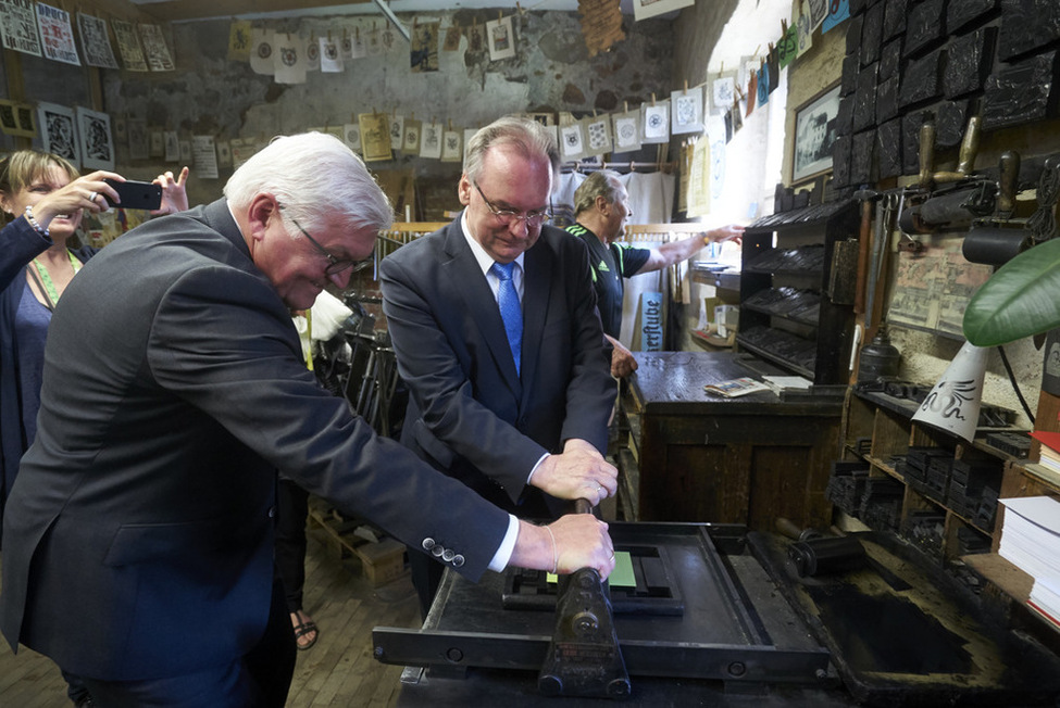 Bundespräsident Frank-Walter Steinmeier beim Rundgang mit Ministerpräsident Reiner Haseloff durch die historische Druckerstube in der Cranachwerkstatt anlässlich der Eröffnung der 'Weltausstellung Reformation. Tore der Freiheit'