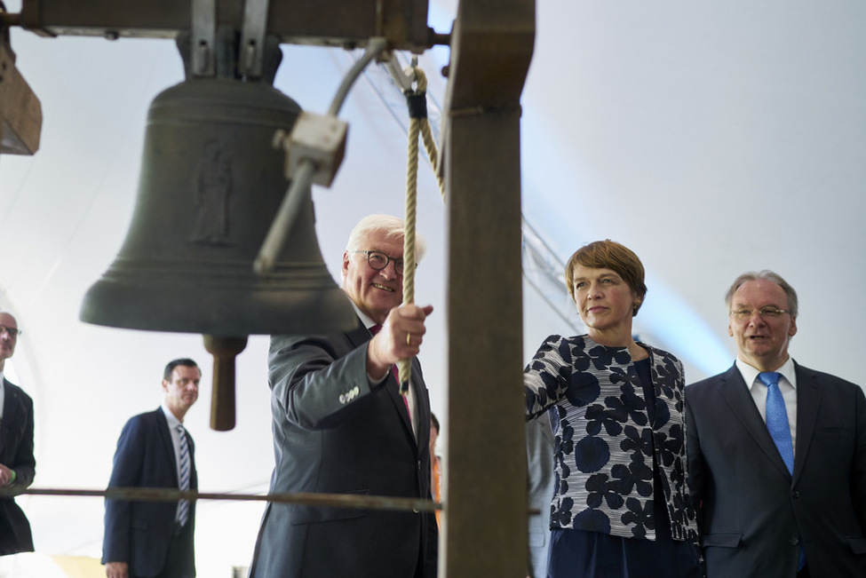 Bundespräsident Frank-Walter Steinmeier beim Rundgang mit Elke Büdenbender und Ministerpräsident Reiner Haseloff über den Cranach-Hof anlässlich der Eröffnung der 'Weltausstellung Reformation. Tore der Freiheit'