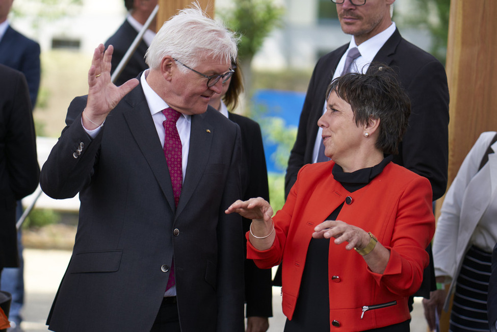 Bundespräsident Frank-Walter Steinmeier beim Austausch mit Margot Käßmann im Luthergarten anlässlich der Eröffnung der 'Weltausstellung Reformation. Tore der Freiheit'