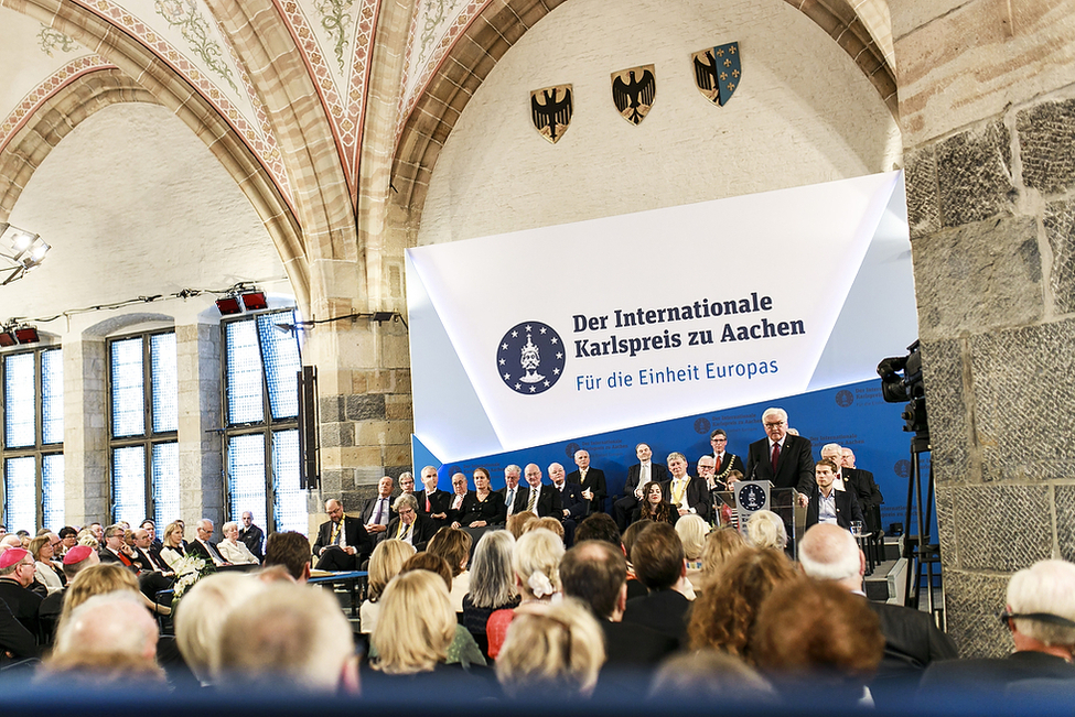 Bundespräsident Frank-Walter Steinmeier hält bei der Verleihung des Internationalen Karlspreises an Timothy Garton Ash eine Ansprache im Krönungssaal des Aachener Rathauses