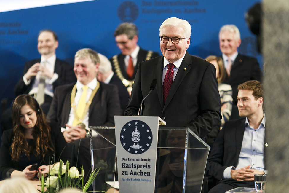 Bundespräsident Frank-Walter Steinmeier hält bei der Verleihung des Internationalen Karlspreises an Timothy Garton Ash eine Ansprache im Krönungssaal des Aachener Rathauses