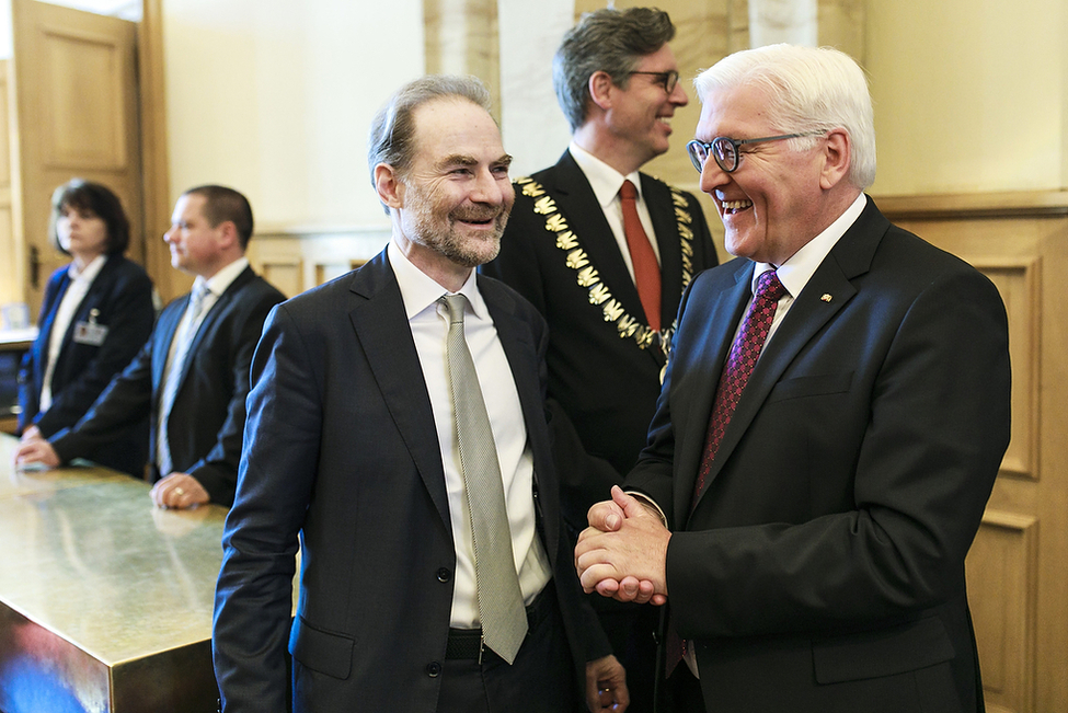 Bundespräsident Frank-Walter Steinmeier im Austausch mit Timothy Garton Ash bei der Verleihung des Internationalen Karlspreises im Aachener Rathauses