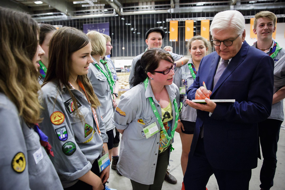 Bundespräsident Frank-Walter Steinmeier beim Austausch mit Pfadfindern anlässlich der Podiumsdiskussion auf dem 36. Deutschen Evangelischen Kirchentag Berlin-Wittenberg