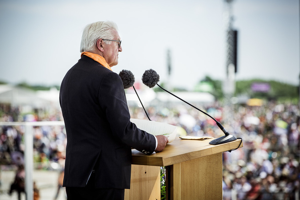 Bundespräsident Frank-Walter Steinmeier hält eine Ansprache auf der Elbwiese nach dem Festgottesdienst des 36. Deutschen Evangelischen Kirchentages