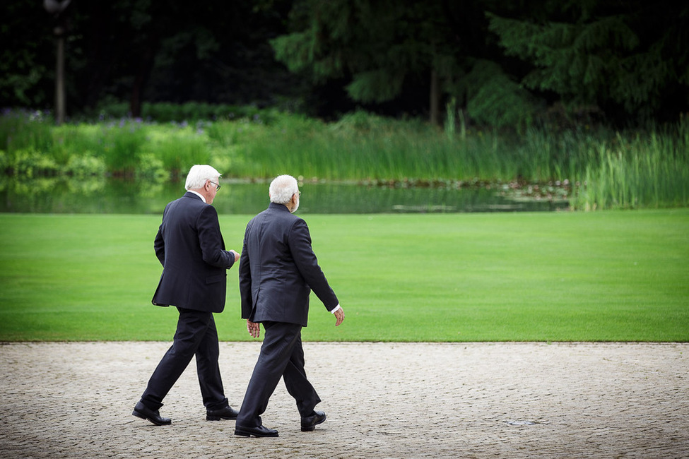 Bundespräsident Frank-Walter Steinmeier im Austausch mit dem Premierminister der Republik Indien, Narendra Modi, bei einem Spaziergang durch den Park von Schloss Bellevue 