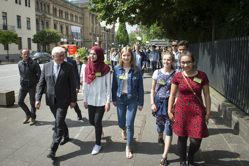 Bundespräsident Frank-Walter Steinmeier beim Gang mit Schülerinnen und Schülern der Marie-Kahle Gesamtschule in die Villa Hammerschmidt während des Antrittsbesuchs in Bonn