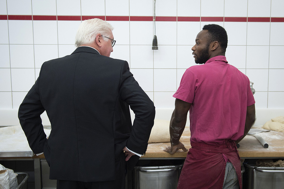 Bundespräsident Frank-Walter Steinmeier im Gespräch mit einem Angestellten einer Bäckerei während seines Antrittsbesuchs in Bonn