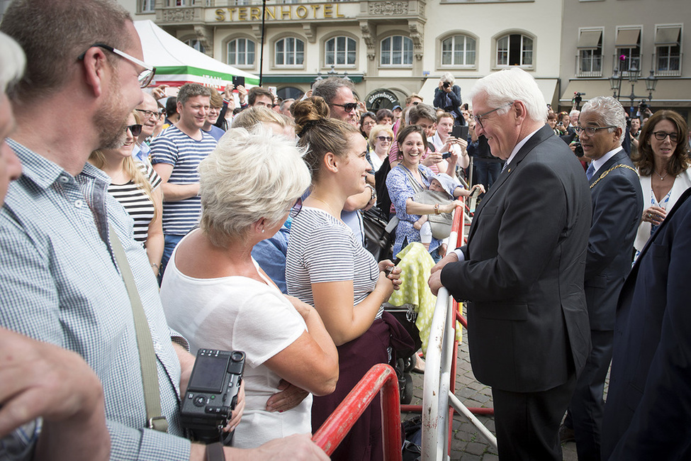 Bundespräsident Frank-Walter Steinmeier beim Austausch mit mit Bürgerinnen und Bürgern auf dem Markt während seines Antrittsbesuchs in Bonn