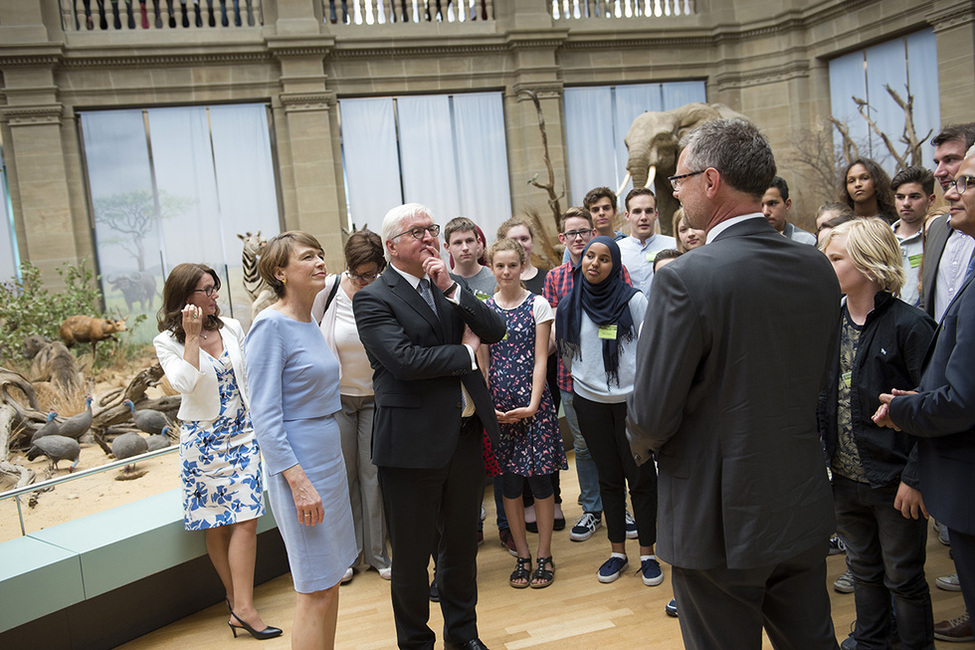 Bundespräsident Frank-Walter Steinmeier und Elke Büdenbender beim Rundgang mit Schülerinnen und Schülern der Marie-Kahle Gesamtschule durch das Zoologischen Forschungsmuseum Alexander Koenig während des Antrittsbesuchs in Bonn