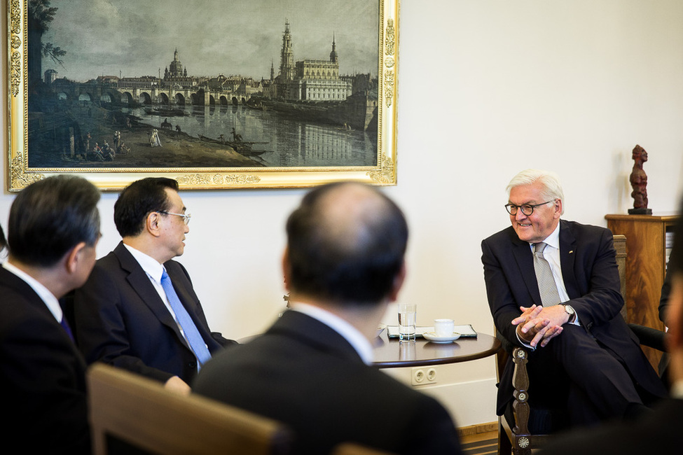 Bundespräsident Frank-Walter Steinmeier im Gespräch mit dem Ministerpräsidenten der Volksrepublik China, Li Keqiang, im Amtszimmer von Schloss Bellevue 