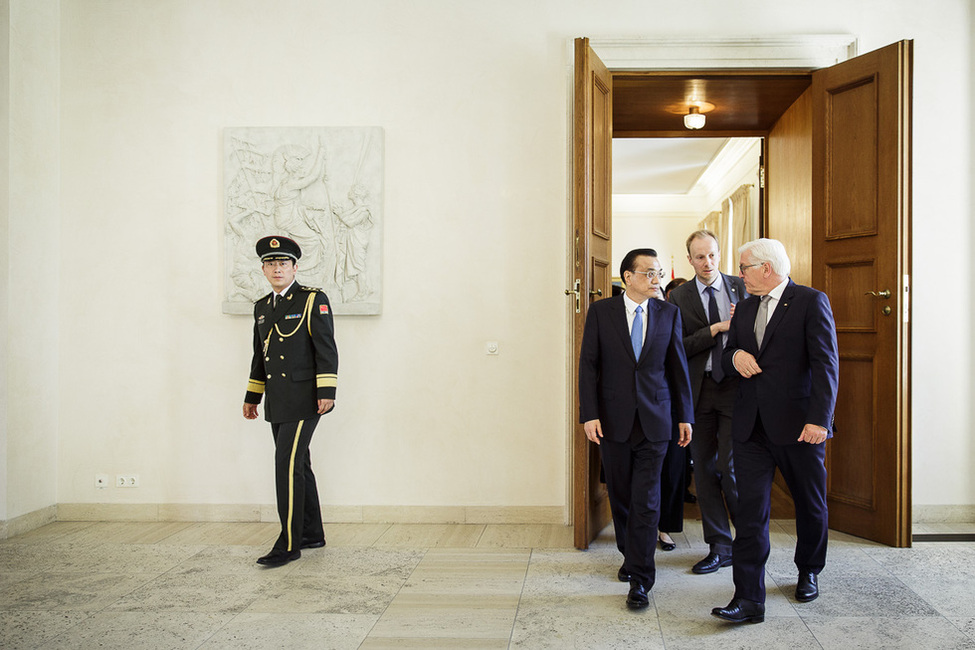 Bundespräsident Frank-Walter Steinmeier verabschiedet den Ministerpräsidenten der Volksrepublik China, Li Keqiang, in der Eingangshalle von Schloss Bellevue 