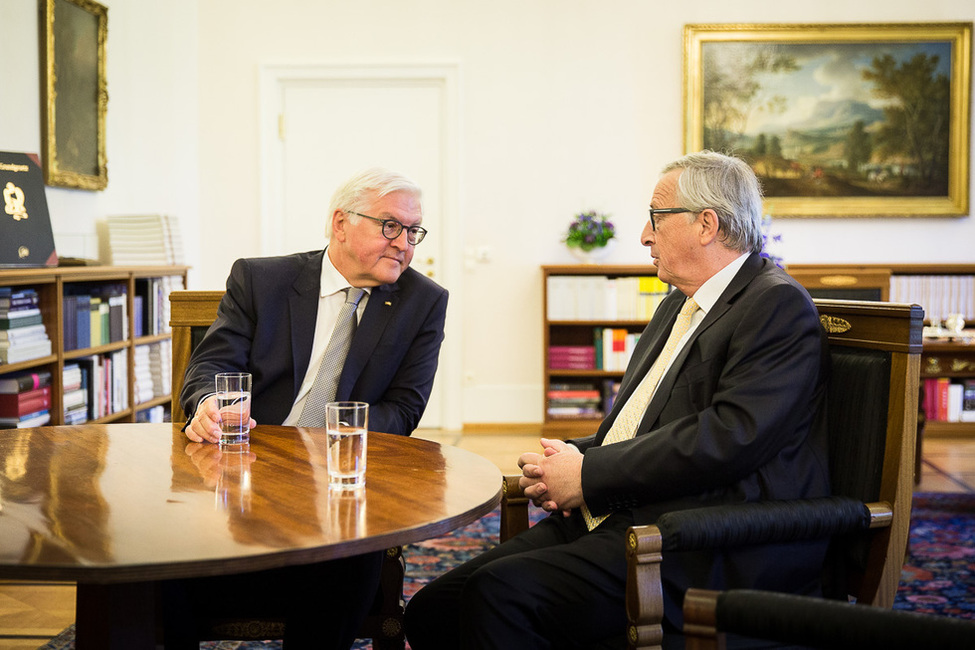 Bundespräsident Frank-Walter Steinmeier im Austausch mit dem Präsidenten der Europäischen Kommission, Jean-Claude Juncker, im Amtszimmer in Schloss Bellevue