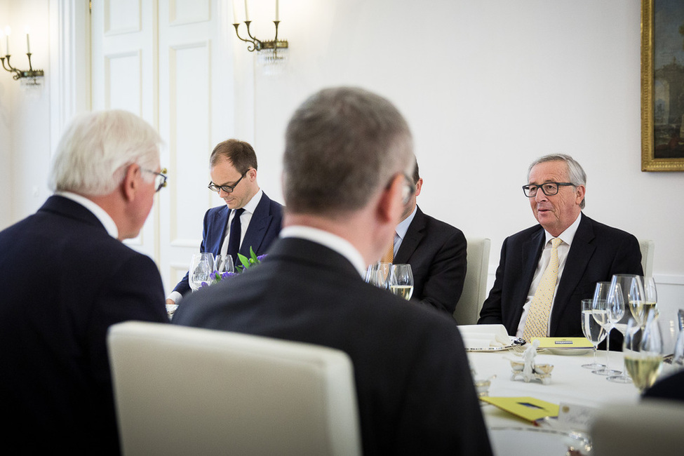 Bundespräsident Frank-Walter Steinmeier beim Mittagessen zu Ehren des Präsidenten der Europäischen Kommission, Jean-Claude Juncker, im Schinkelsaal in Schloss Bellevue