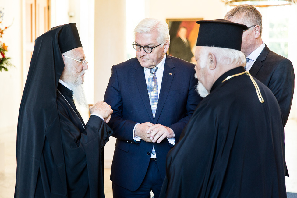 Bundespräsident Frank-Walter Steinmeier begrüßt den Ökumenischen Patriarchen von Konstantinopel, Bartholomaios, in der Eingangshalle von Schloss Bellevue