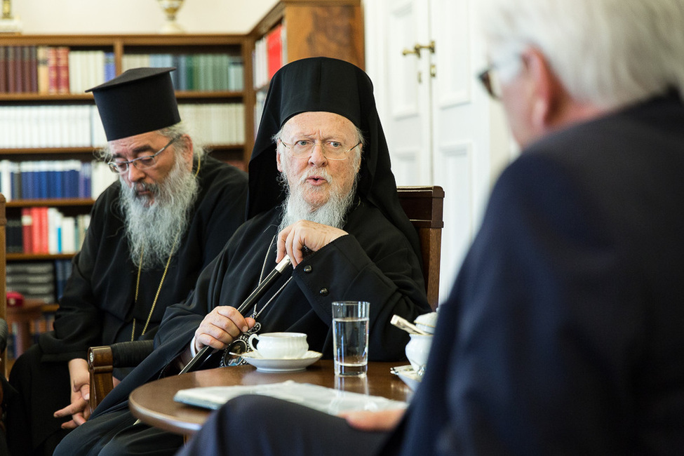 Bundespräsident Frank-Walter Steinmeier beim Austausch mit dem Ökumenischen Patriarchen von Konstantinopel, Bartholomaios, im Amtszimmer von Schloss Bellevue