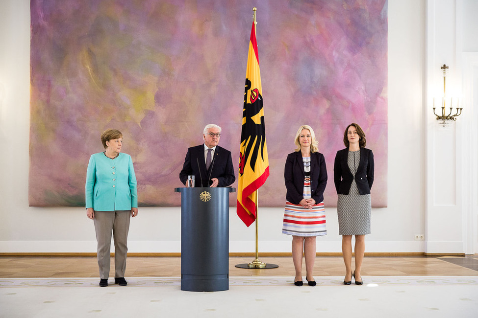 Bundespräsident Frank-Walter Steinmeier hält eine Rede im Großen Saal bei der Entlassung und Ernennung von Bundesministerinnen