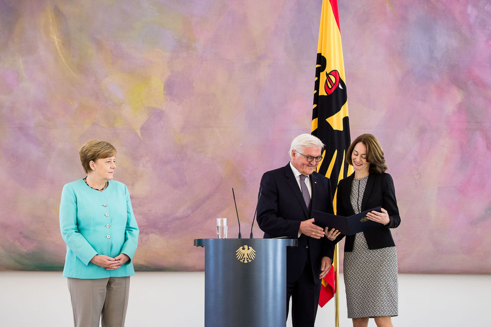 Bundespräsident Frank-Walter Steinmeier händigt die Ernennungsurkunde an Katarina Barley bei der Entlassung und Ernennung von Bundesministerinnen aus