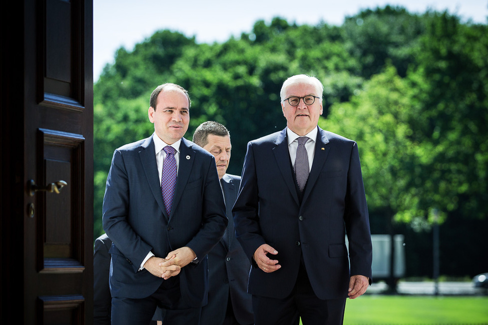 Bundespräsident Frank-Walter Steinmeier begrüßt den Präsidenten der Republik Albanien, Bujar Nishani, vor dem Schlossportal von Schloss Bellevue 