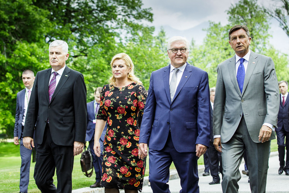 Bundespräsident Frank-Walter Steinmeier beim gemeinsamem Gang zum Schloss Brdo anlässlich des Treffens von Staatsoberhäuptern aus Südosteuropa in Laibach in der Republik Slowenien 