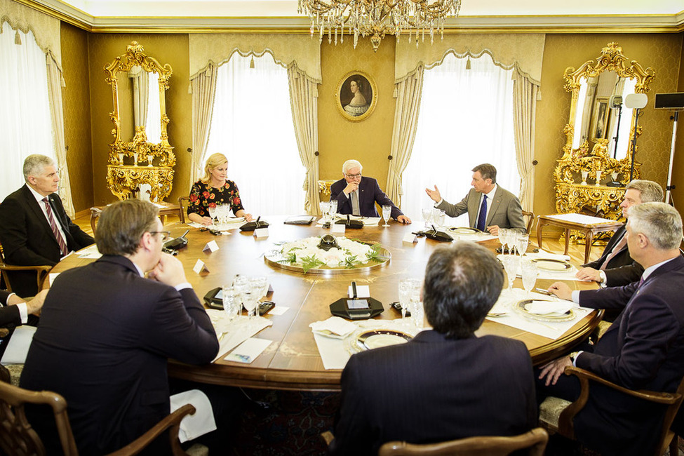 Bundespräsident Frank-Walter Steinmeier beim Mittagessen gegeben von der Präsidentin der Republik Kroatien und dem Präsidenten der Republik Slowenien im Schloss Brdo anlässlich des Treffens von Staatsoberhäuptern aus Südosteuropa in Slowenien 