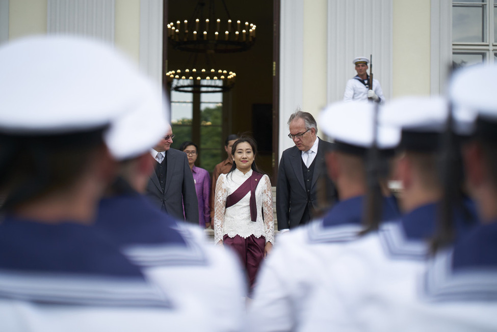 Kleines militärisches Zeremoniell für die Botschafterin des Königreichs Kambodscha, Touch Sopharath, im Ehrenhof von Schloss Bellevue anlässlich der Akkreditierung von Botschaftern