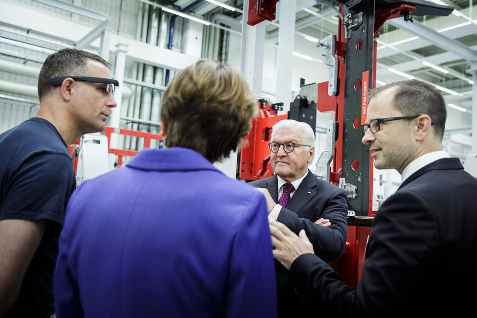 Bundespräsident Frank-Walter Steinmeier bei einem Rundgang durch die Fertigungshalle der Firma Premium Aerotec GmbH während des Antrittsbesuches in Niedersachsen
