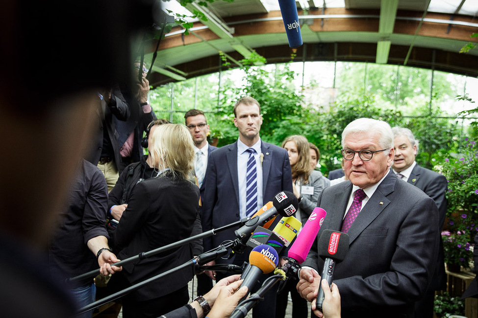 Bundespräsident Frank-Walter Steinmeier bei einer Begegnung mit der Presse in Wiesmoor während des Antrittsbesuches in Niedersachsen