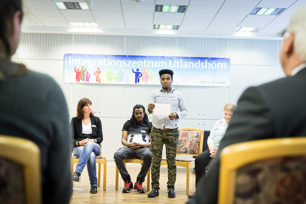 Bundespräsident Frank-Walter Steinmeier bei einer Gesprächsrunde im Integrationszentrum der Initiative Lernwerkstatt während des Antrittsbesuches in Niedersachsen