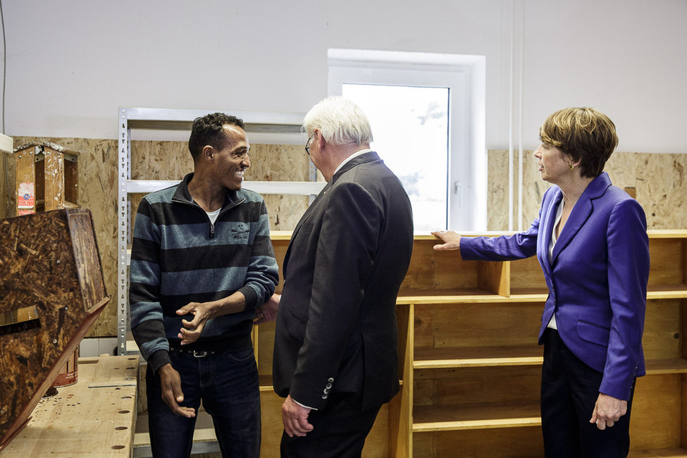 Bundespräsident Frank-Walter Steinmeier bei einem Rundgang durch das Integrationszentrum der Initiative Lernwerkstatt während des Antrittsbesuches in Niedersachsen