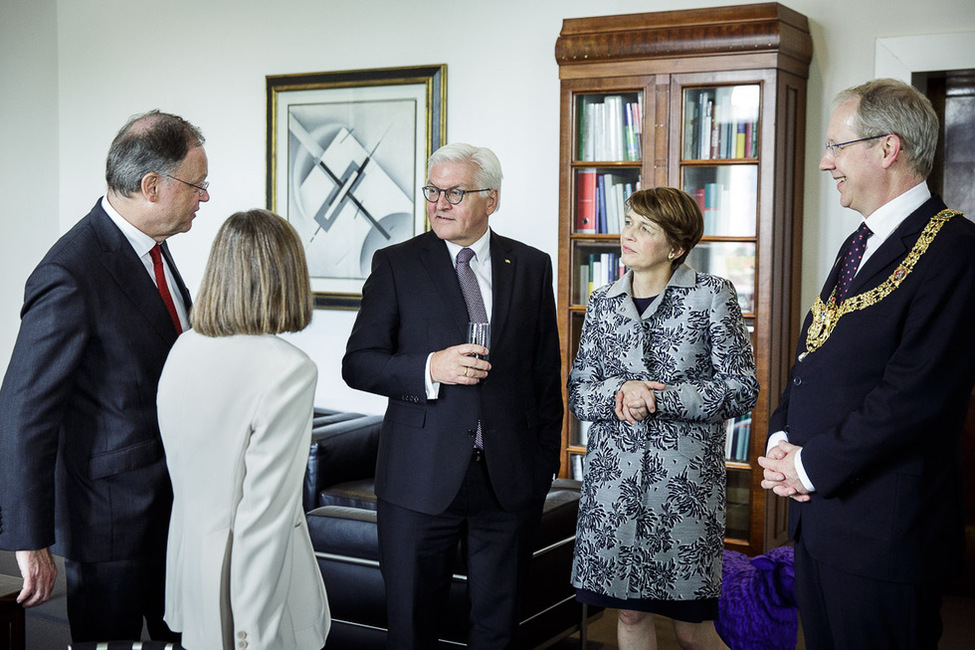 Bundespräsident Frank-Walter Steinmeier und Elke Büdenbender im Austausch mit dem Oberbürgermeister Stefan Schostok und dem Ministerpräsidenten Stephan Weil während des Antrittsbesuches in Niedersachsen