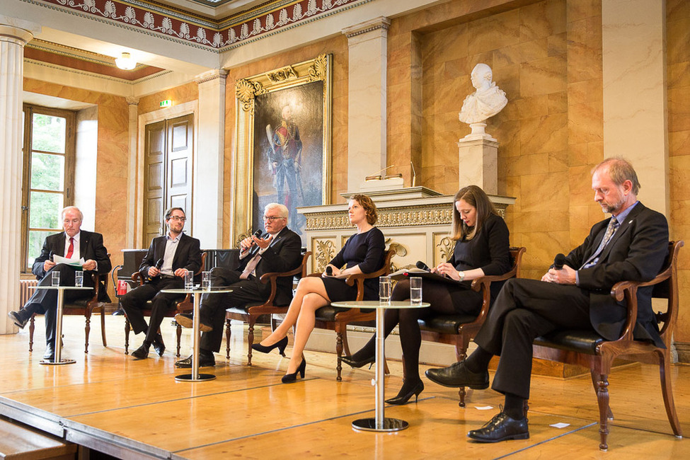 Bundespräsident Frank-Walter Steinmeier bei der Podiumsdiskussion in der Aula der Georg-August-Universität Göttingen während des Antrittsbesuches in Niedersachsen